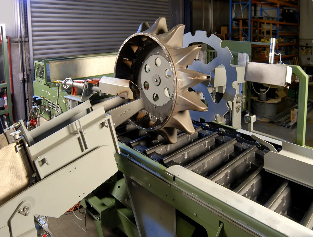 Aluminium ingot casting machinery with a spout wheel and aligned ingot moulds